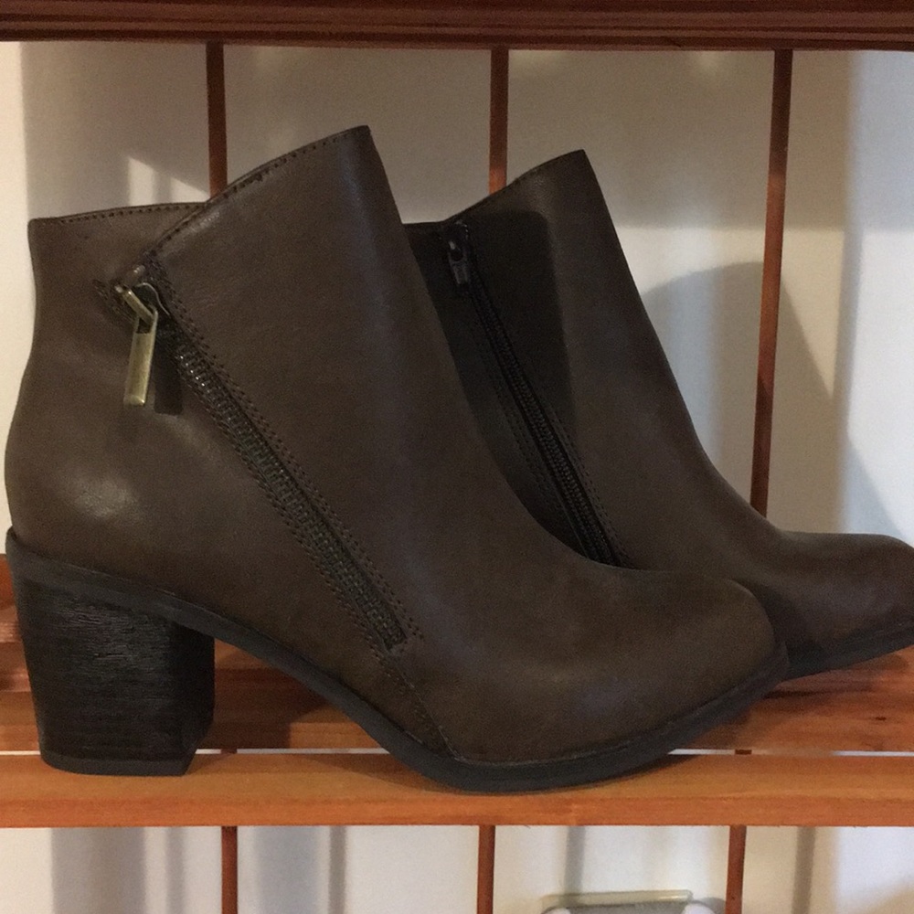 a.n.a. side zip ankle boots, brown, size 7.5